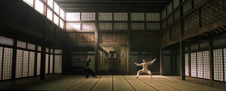 Imagen de Dojo japonés en penunbra como referencia de respeto para un gimnasio en casa.