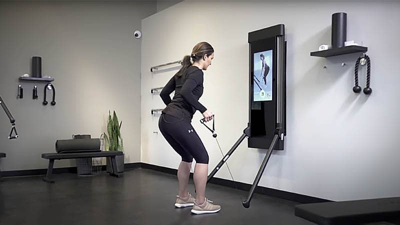 Tonal fitness. Mujer entrenando con nueva tecnologia.