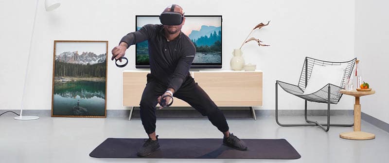 Hombre haciendo ejercicio en casa con unas gafas de realidad virtual.